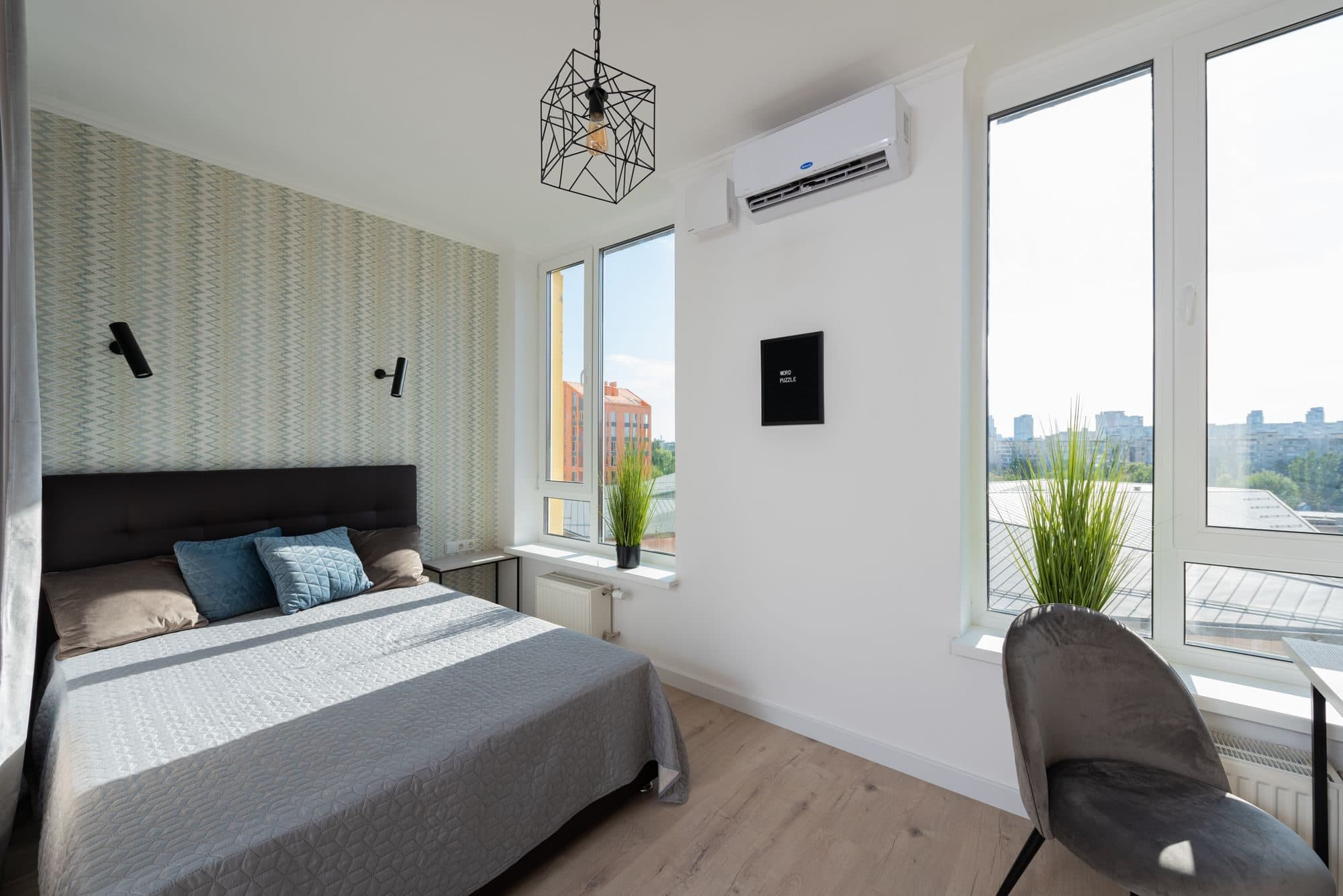 Chambre lumineuse équipée d’un climatiseur mural