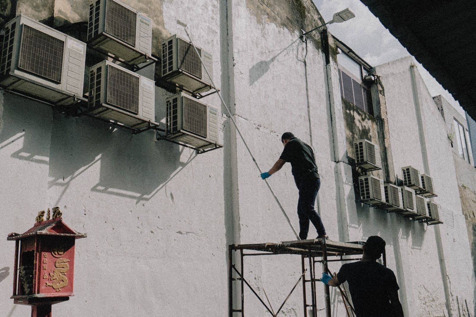 Nettoyage de plusieurs unités de climatisation fixées sur une façade