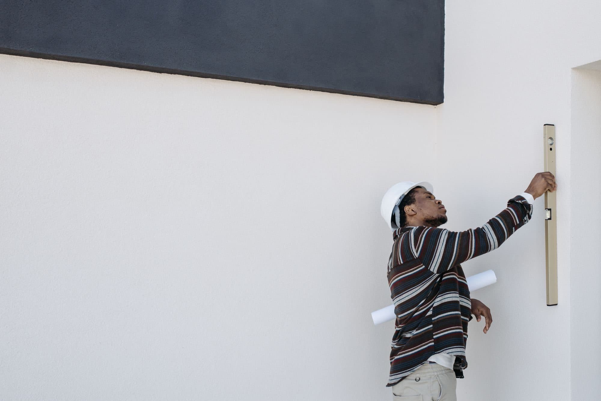 Technicien mettant un mur à niveau avant une installation